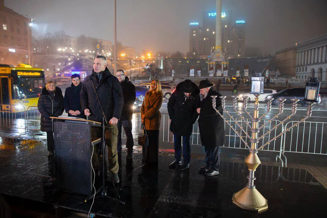 Світло Хануки на Майдані: у серці Києва запалили найбільшу в Європі ханукальну менору як символ свободи та єдності
